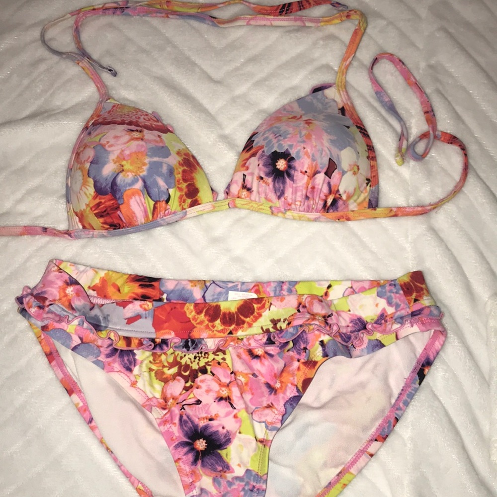 Flowered bikini